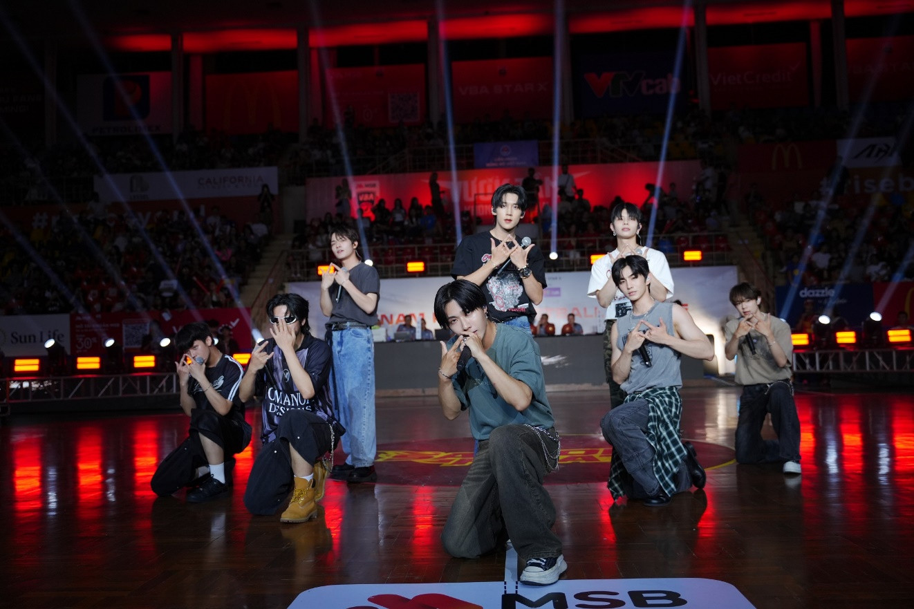 Nhóm nhạc thần tượng quốc tế ARKis trình diễn tại Lễ khai mạc VBA STAR X