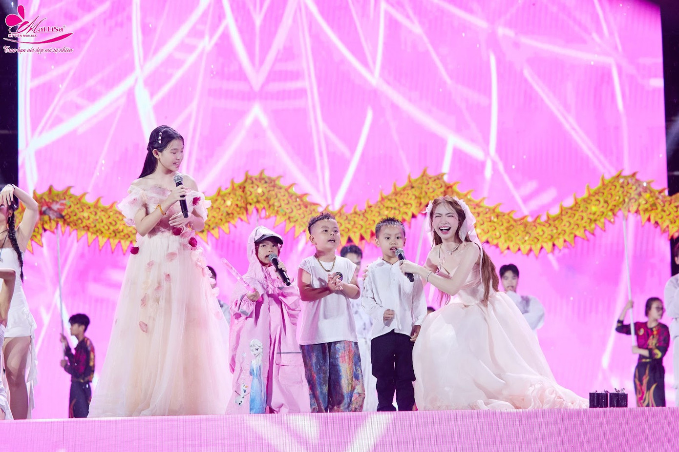 Hòa Minzy và biệt đội fan nhí khiến khán giả “tan chảy” giữa cơn mưa tại Mailisa Hòa Minzy và biệt đội fan nhí khiến khán giả “tan chảy” giữa cơn mưa tại Mailisa