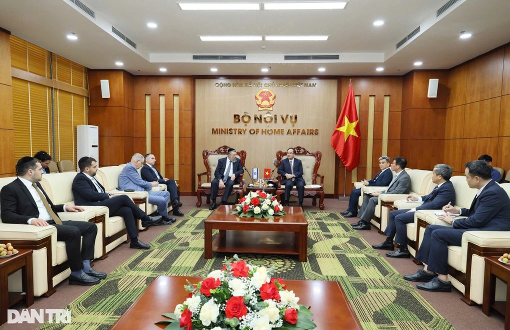 Thứ trưởng Bộ nội vụ Vũ Chiến Thắng tiếp Bộ trưởng Bộ Lao động Nhà nước Israel Yoav Ben Tzur. Nguồn: dantri.com