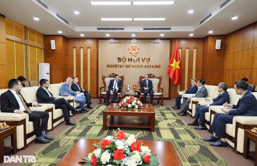 Thứ trưởng Bộ nội vụ Vũ Chiến Thắng tiếp Bộ trưởng Bộ Lao động Nhà nước Israel Yoav Ben Tzur. Nguồn: dantri.com