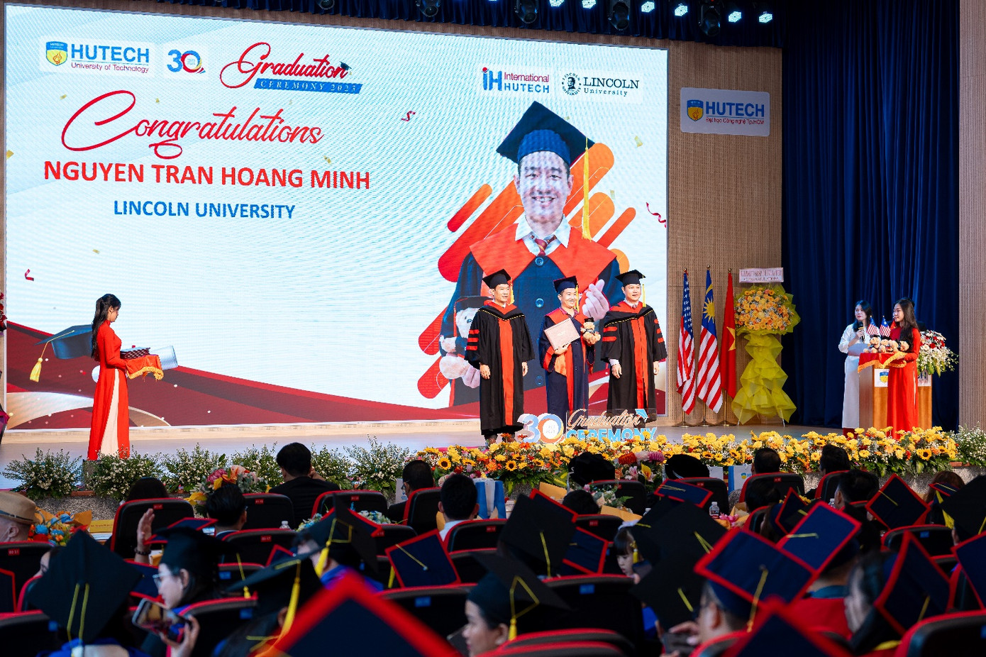 Sau khi tốt nghiệp, các bạn nhận được bằng Cử nhân có giá trị quốc tế do Đại học Lincoln cấp Sau khi tốt nghiệp, các bạn nhận được bằng Cử nhân có giá trị quốc tế do Đại học Lincoln cấp