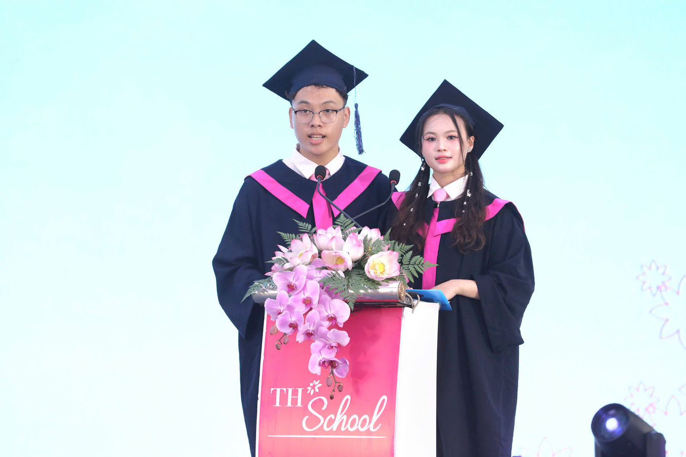 Đan Vy và Tuấn Tú (đại diện học sinh) gửi lời cảm ơn nhà trường và bà Thái Hương