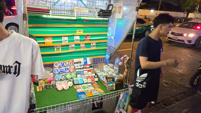 Bất chấp lệnh cấm, TLĐT lậu vẫn được bày bán công khai tại Bangkok, Thái Lan. (Ảnh: Báo Nhân Dân) Bất chấp lệnh cấm, TLĐT lậu vẫn được bày bán công khai tại Bangkok, Thái Lan. (Ảnh: Báo Nhân Dân)