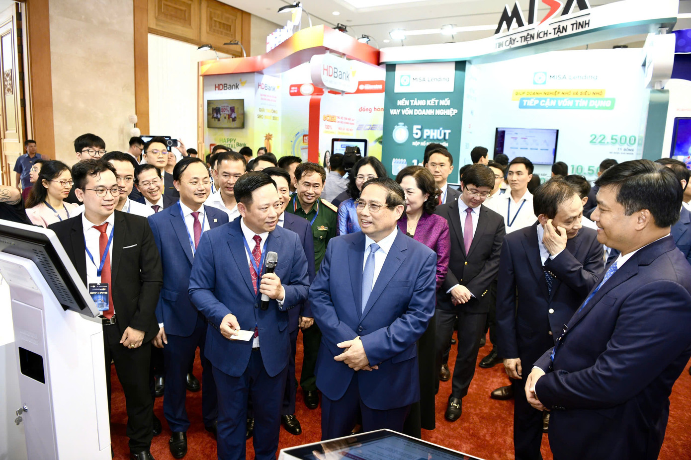 Thủ tướng Phạm Minh Chính tham quan gian hàng của Agribank tại sự kiện Thủ tướng Phạm Minh Chính tham quan gian hàng của Agribank tại sự kiện