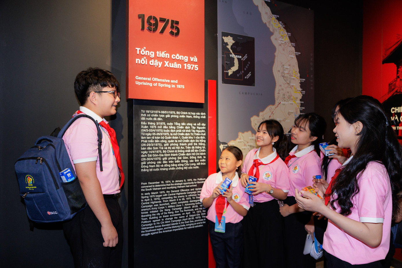 Là một học sinh ở miền núi, ít cơ hội tiếp cận với các công nghệ hiện đại như trí tuệ nhân tạo, em Nguyễn Đàm Trung Dũng – Học sinh lớp 9 Trường THCS Số 1 Phố Ràng (huyện Bảo Yên, tỉnh Lào Cai) - cho biết bản thân được truyền cảm hứng và định hướng rõ ràng hơn cho tương lai. “Ngoài trang bị các kỹ năng thực hành để có thể hòa nhập vào môi trường số ngày càng phát triển, em nghĩ mình cũng phải chuẩn bị tinh thần vững vàng để đối mặt với những khó khăn, đổi mới thì mới bắt kịp xu hướng thời đại”, em nói.