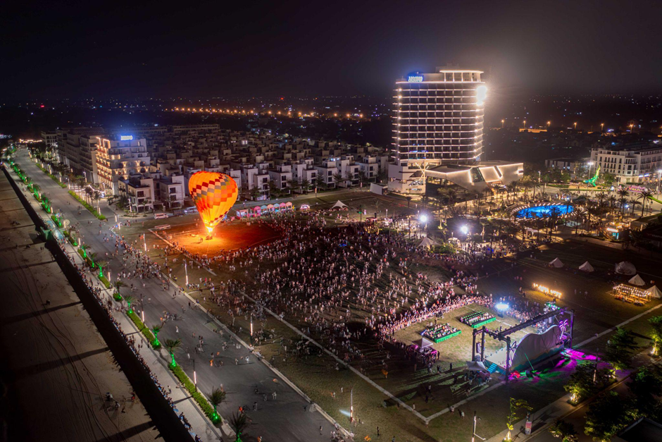 Hàng nghìn du khách đổ về khu vực quảng trường biển trong đêm hội Flavour to the Flow - khai mở mùa hè tại Sầm Sơn.