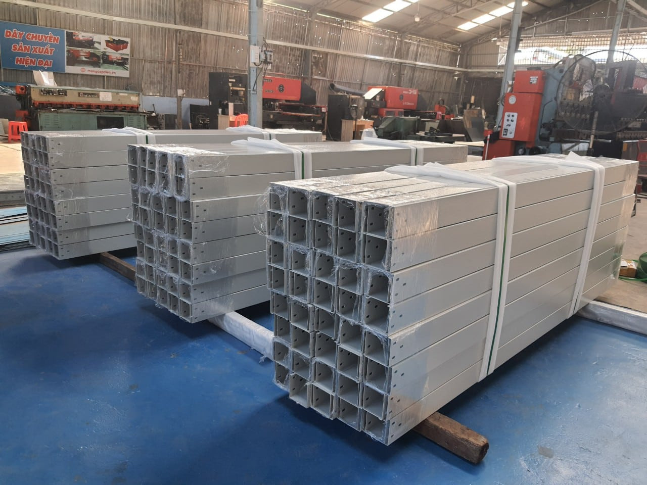 Sản phẩm máng cáp điện của Hoàng Phát Sản phẩm máng cáp điện của Hoàng Phát