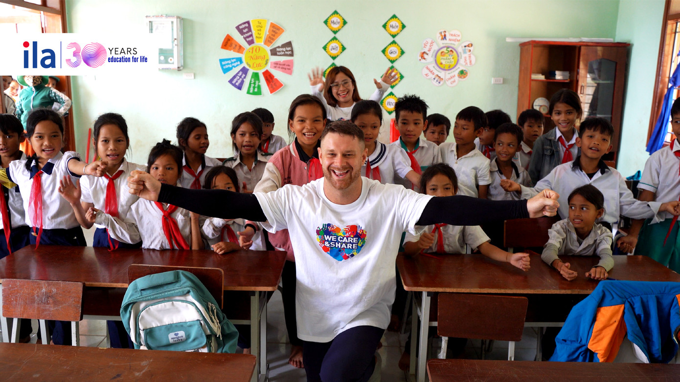 Giáo viên nước ngoài của ILA dạy tiếng Anh cho học sinh trường Phổ thông Dân tộc Bán trú Tiểu học Trà Cang, huyện Nam Trà My, tỉnh Quảng Nam