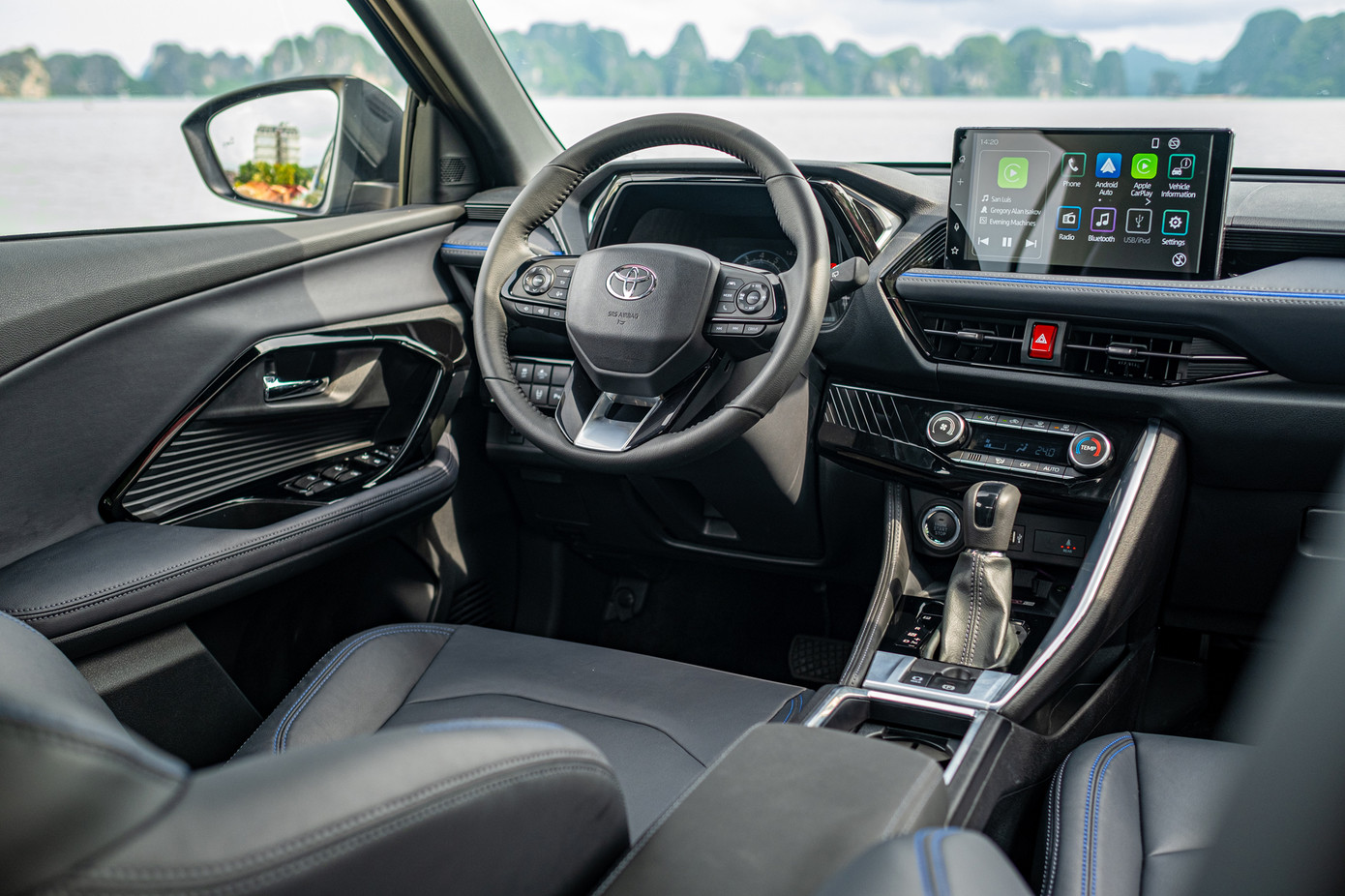 Khu vực buồng lái được thiết kế thực dụng, thoải mái cho người sử dụng.