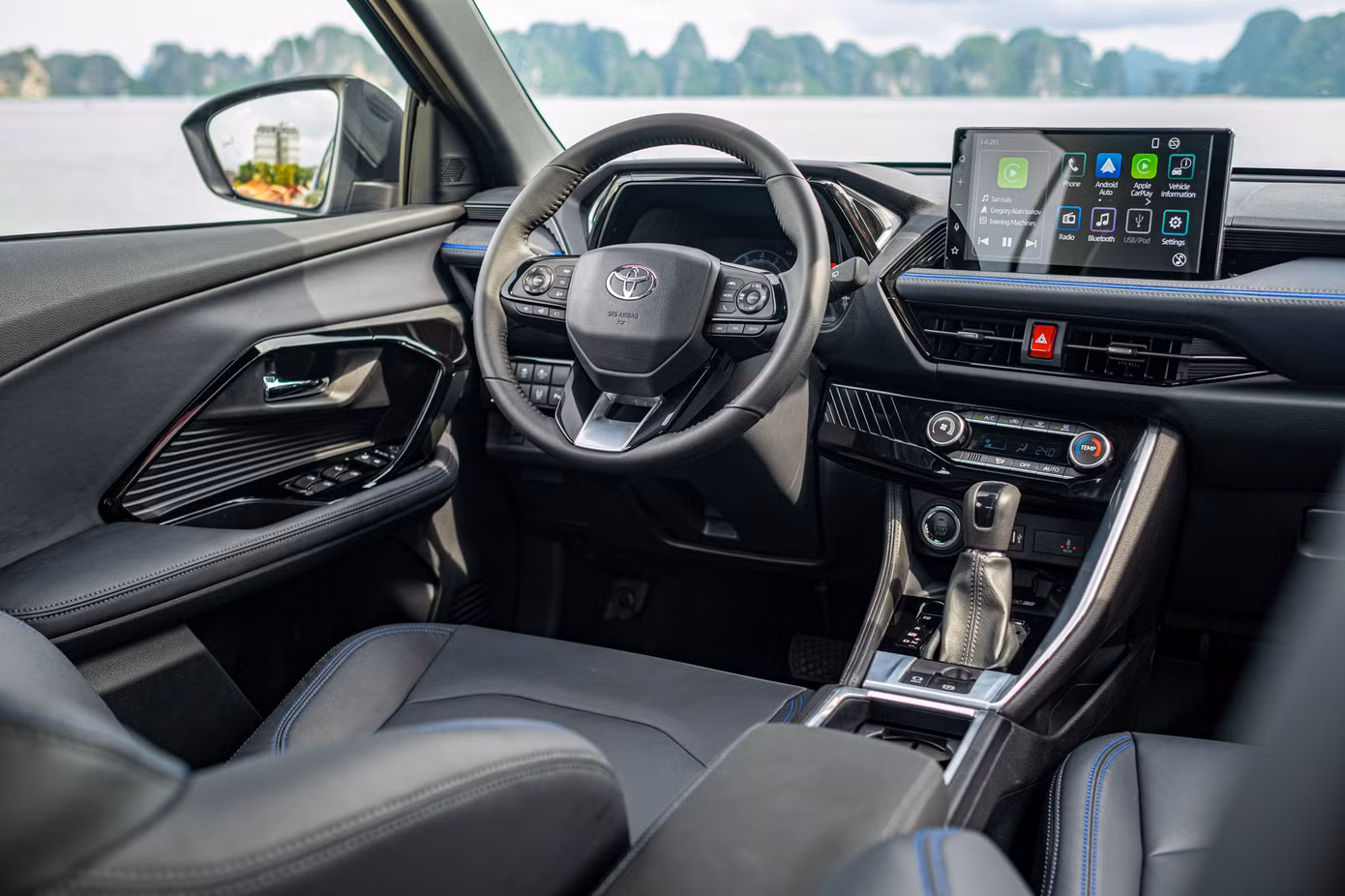 Khu vực buồng lái được thiết kế thực dụng, thoải mái cho người sử dụng.