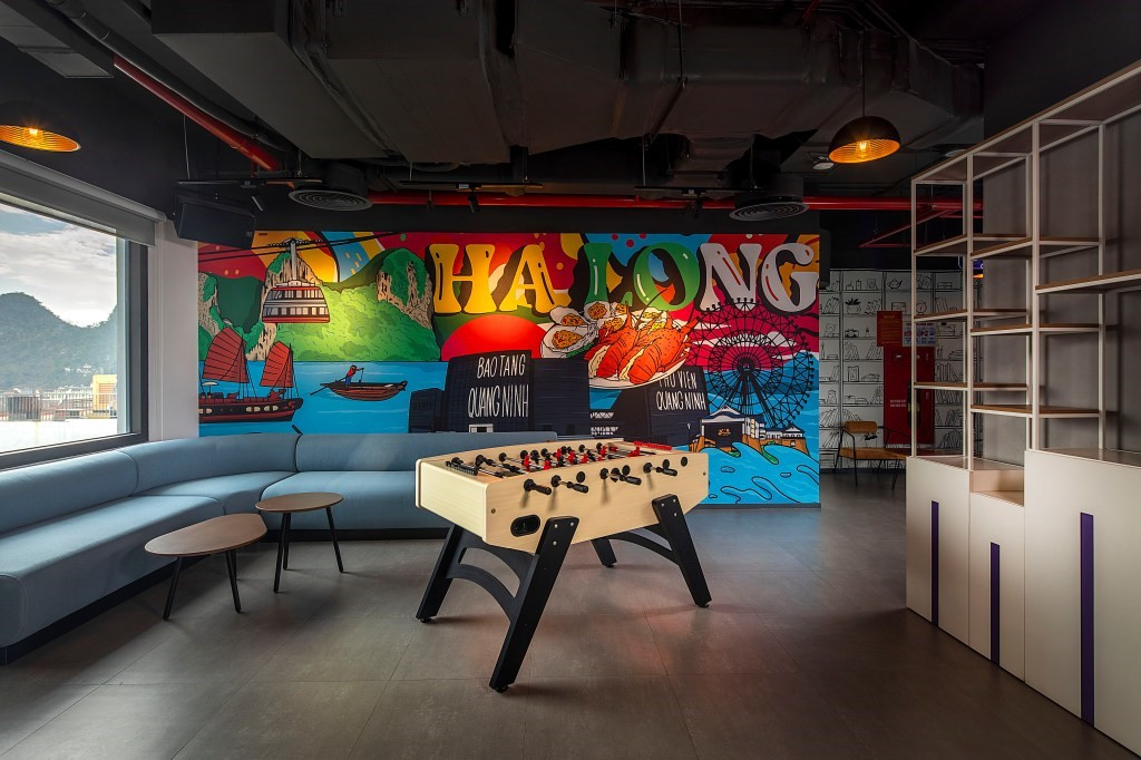 Tầm nhìn ra Vịnh Hạ Long tuyệt đẹp từ phòng chờ khách sạn Tru by Hilton Ha Long Hon Gai Centre