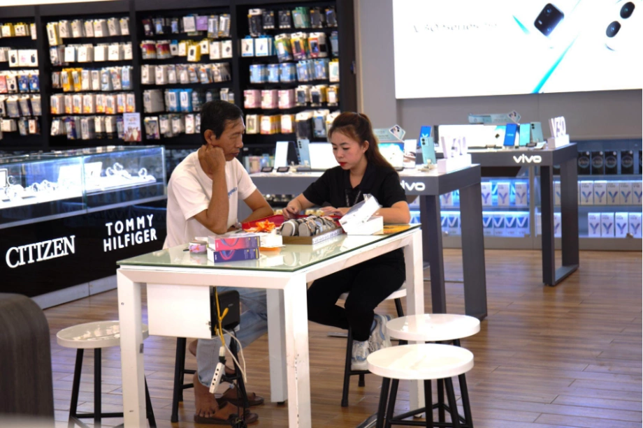 Nhân viên Thế Giới Di Động luôn sẵn sàng hỗ trợ khách hàng, cả ngày cuối tuần và lễ Tết