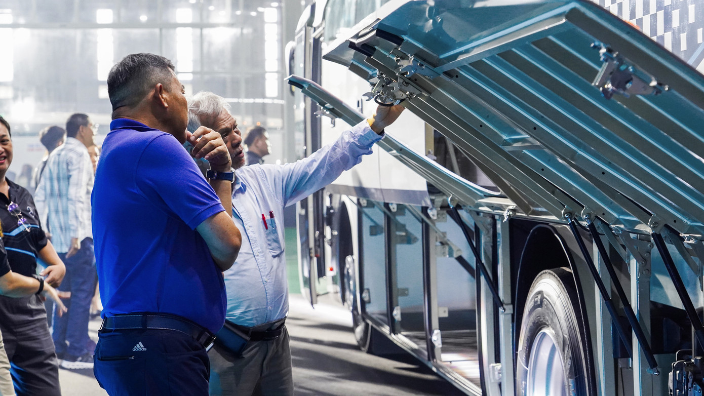 Các nhà phân phối xe bus Mercedes-Benz tại Singapore, Malaysia, Philippines và khách hàng tại Thái Lan tham quan và trải nghiệm lái thử xe