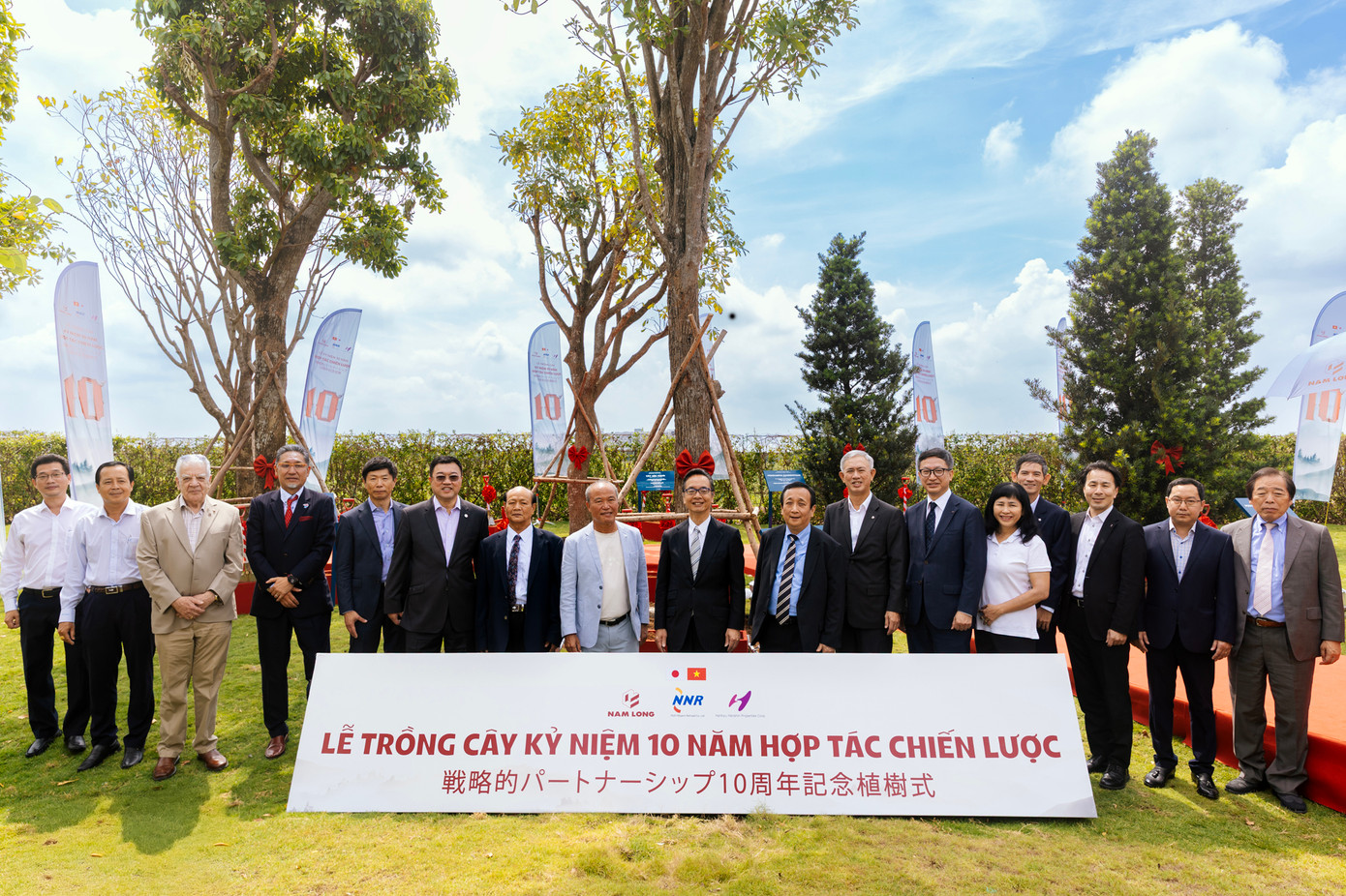 Lãnh đạo Nam Long và các đối tác Nhật chụp ảnh lưu niệm tại Rừng di sản Waterpoint, biểu trưng cho cam kết đồng hành bền vững và gắn bó lâu dài