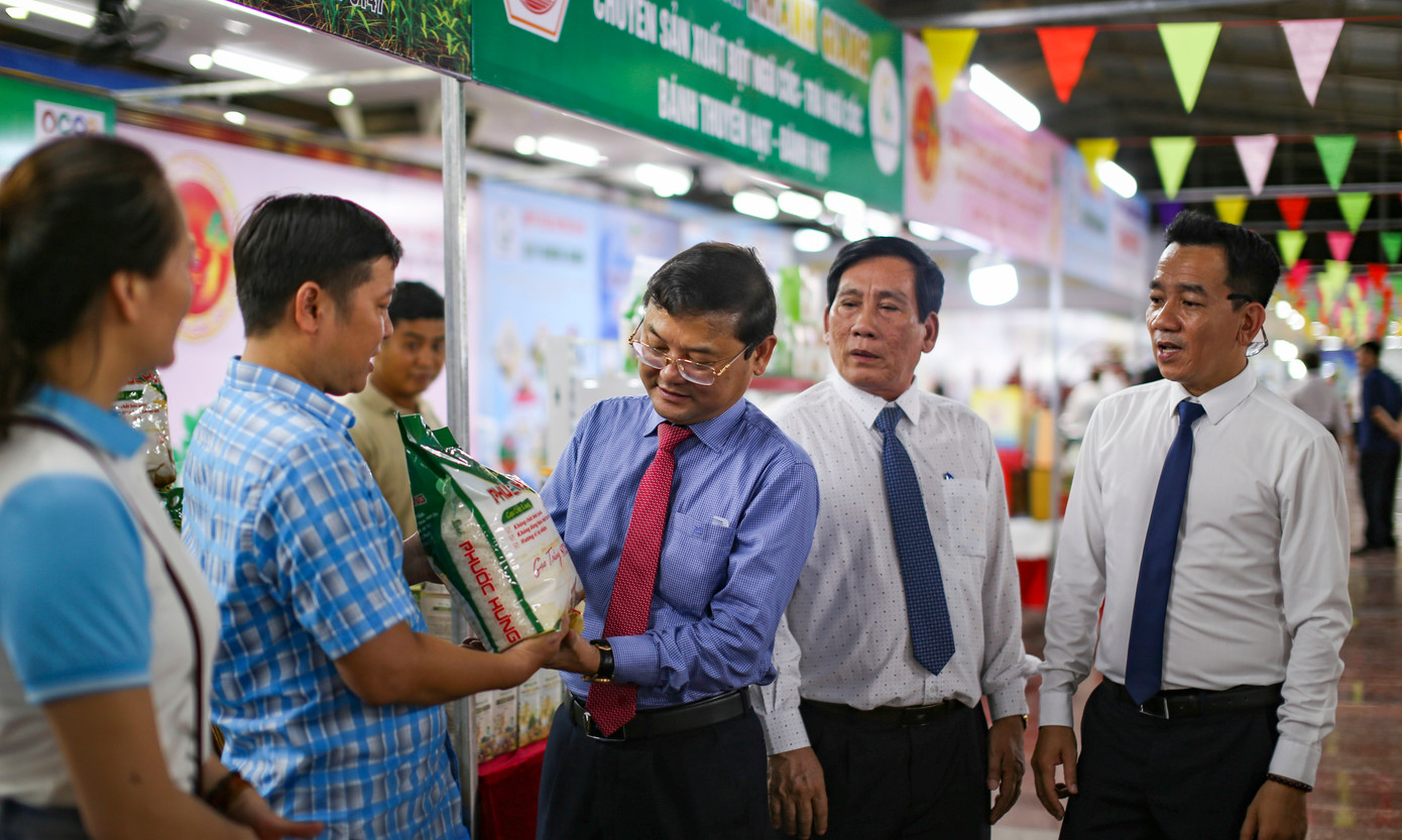 Ông Nguyễn Tự Công Hoàng - Phó Chủ tịch UBND tỉnh Bình Định (thứ 3 từ bên phải qua) tham quan khu trưng bày sản phẩm