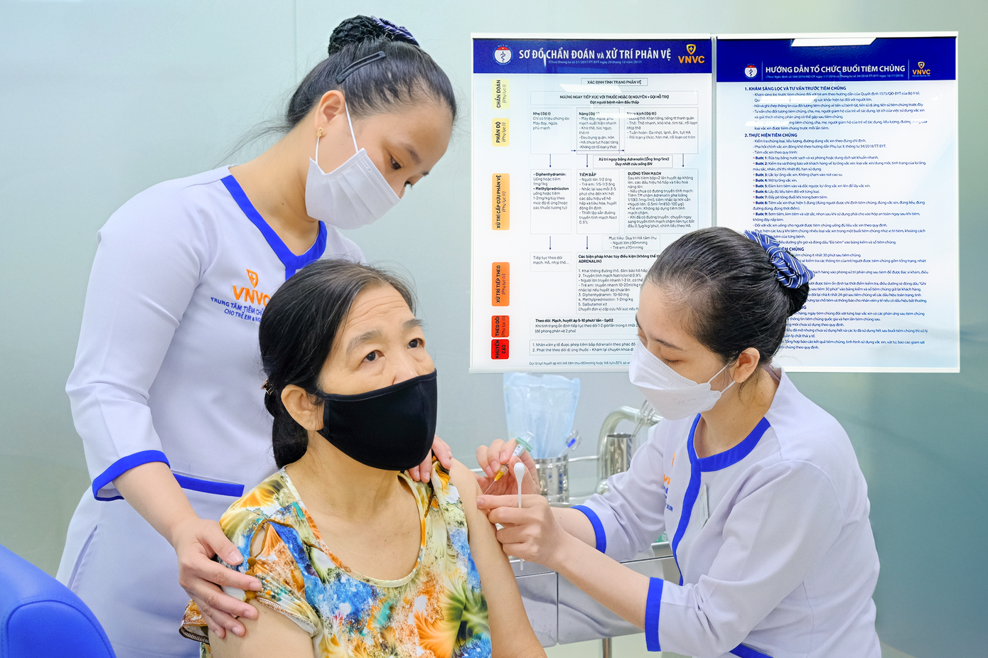 Người lớn tiêm vắc xin phế cầu 20 tại Hệ thống tiêm chủng VNVC. Ảnh: Mộc Thảo