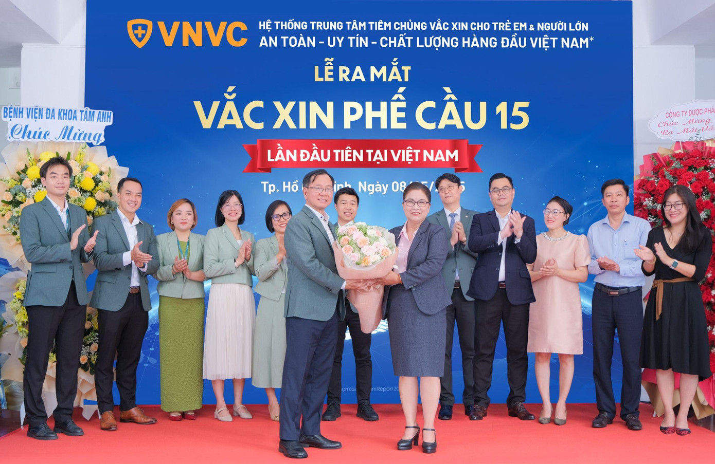 Lễ công bố ra mắt và triển khai tiêm vắc xin phế cầu 15 tại Hệ thống tiêm chủng VNVC diễn ra sáng 8/5. Ảnh: Mộc Thảo
