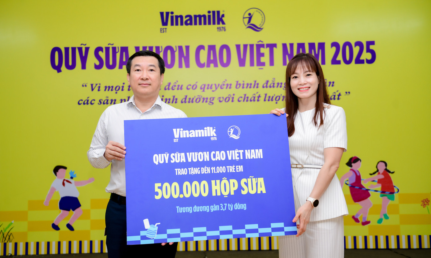 Ông Đỗ Thanh Tuấn – Giám đốc Đối ngoại Vinamilk – trao tượng trưng 500.000 hộp sữa cho đại diện Quỹ Bảo trợ Trẻ em Việt Nam nhân dịp khởi động Quỹ sữa năm 2025