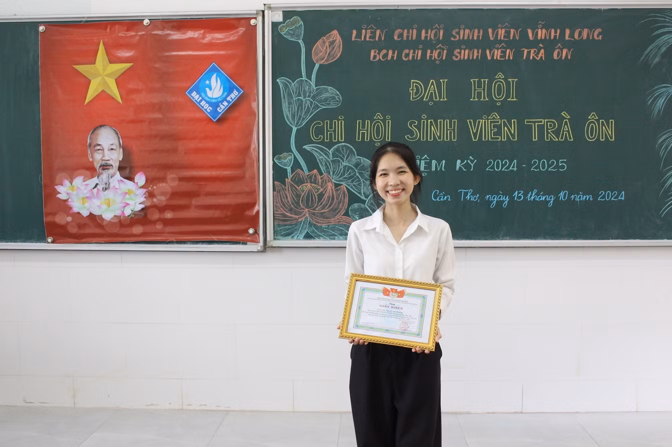 Nguyễn Hải Dương nhận bằng khen của Hội sinh viên