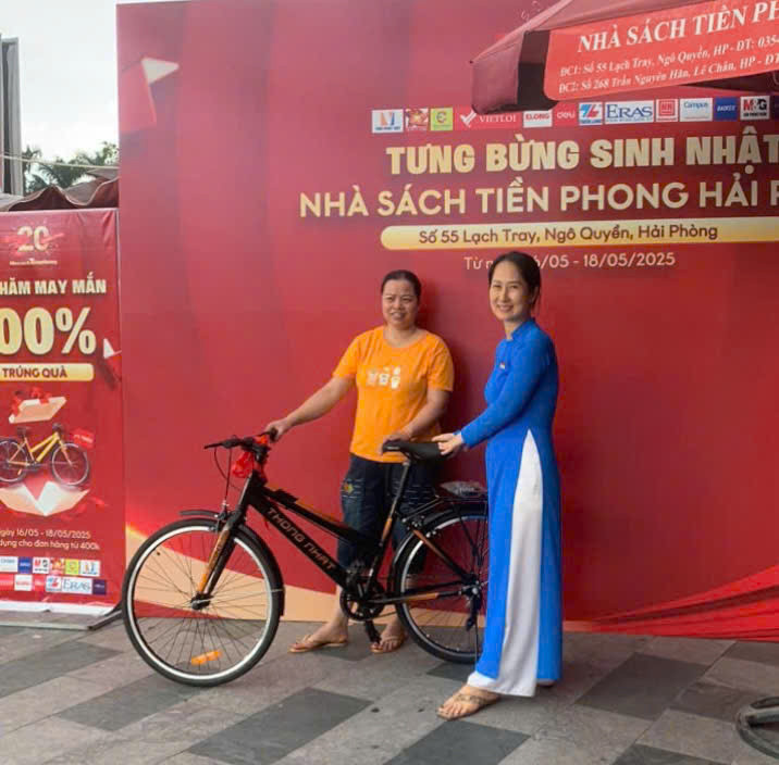 Những khách hàng may mắn đã trúng xe đạp địa hình Thống Nhất trị giá 3 triệu đồng khi tham gia chương trình bốc thăm trúng thưởng dịp sinh nhật Nhà sách