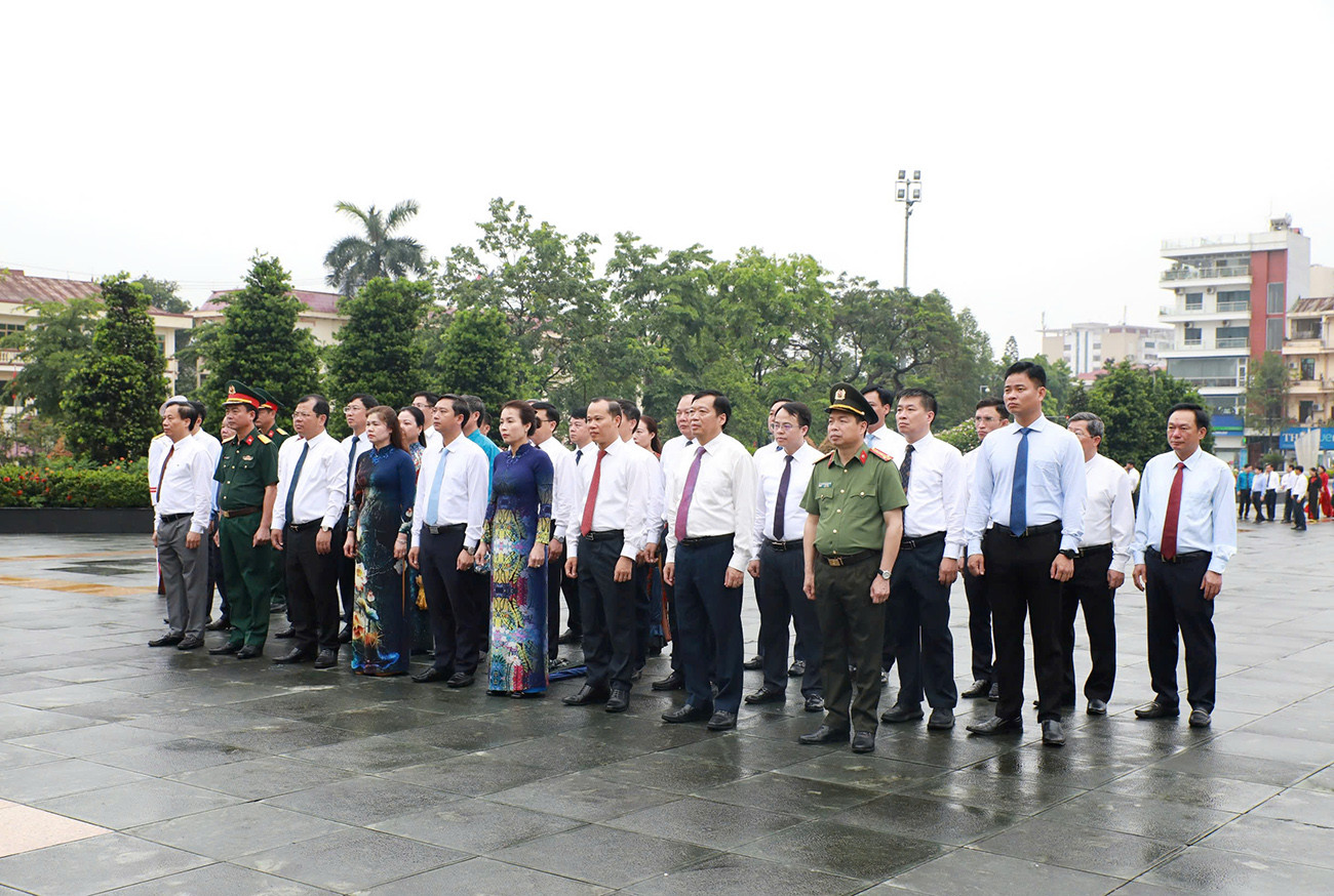 Lãnh đạo tỉnh Bắc Giang dâng hương nhân dịp kỷ niệm 135 năm ngày sinh Chủ tịch Hồ Chí Minh Lãnh đạo tỉnh Bắc Giang dâng hương nhân dịp kỷ niệm 135 năm ngày sinh Chủ tịch Hồ Chí Minh
