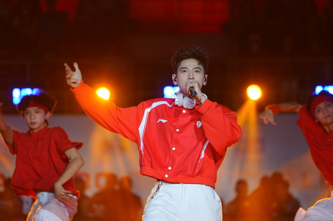 ISSAC với những màn trình diễn khuấy động sân khấu (Ảnh: VBA)