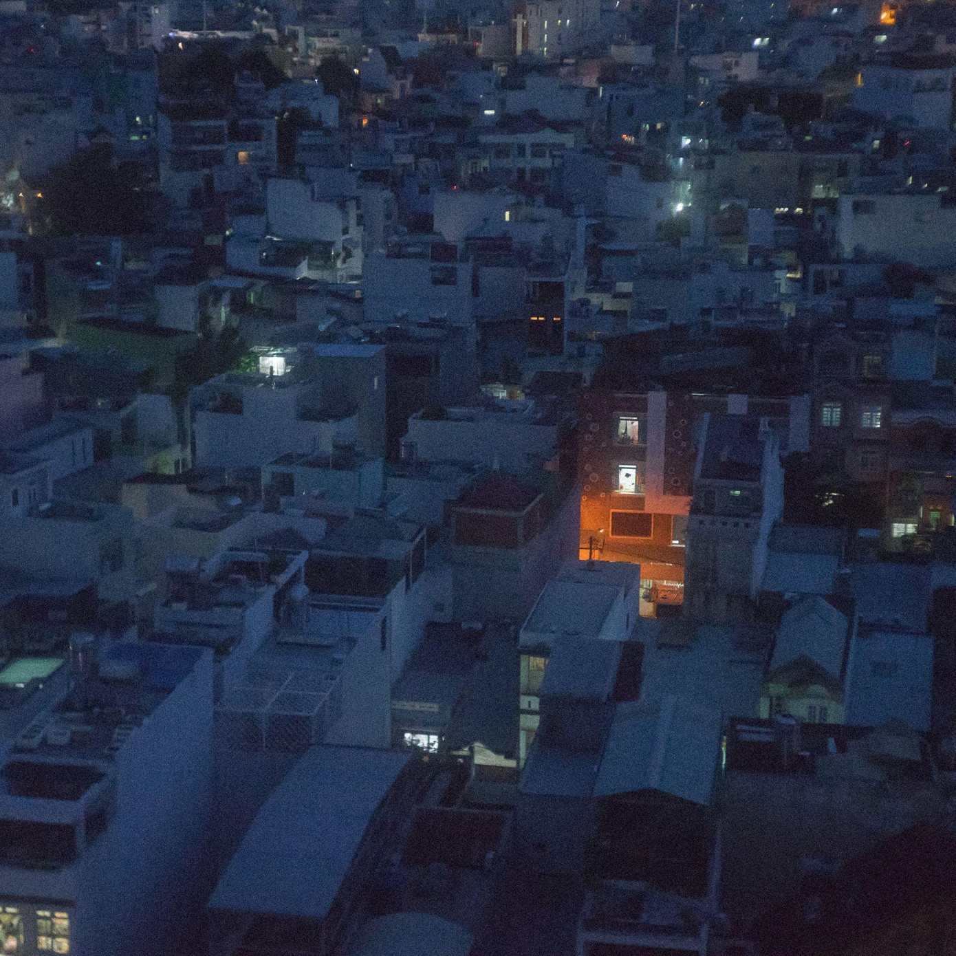 Nhà cửa san sát nhưng kín cổng cao tường, mâu thuẫn đô thị khi quy hoạch càng nén chặt, cảm xúc càng thưa dần. Ảnh: Góc hẻm - Đồng Lâm Thanh Tùng. Nhà cửa san sát nhưng kín cổng cao tường, mâu thuẫn đô thị khi quy hoạch càng nén chặt, cảm xúc càng thưa dần. Ảnh: Góc hẻm - Đồng Lâm Thanh Tùng.