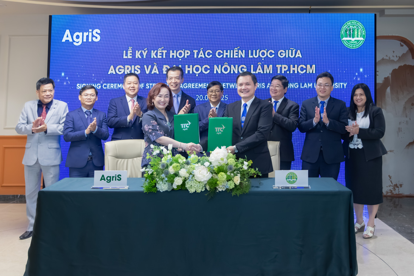 Chủ tịch AgriS bà Đặng Huỳnh Ức My ký kết thỏa thuận hợp tác toàn diện trong nghiên cứu, đào tạo và phát triển nông nghiệp tuần hoàn cùng PGS.TS Nguyễn Tất Toàn - Hiệu trưởng Trường Đại học Nông Lâm vào ngày 20/5/2025 Chủ tịch AgriS bà Đặng Huỳnh Ức My ký kết thỏa thuận hợp tác toàn diện trong nghiên cứu, đào tạo và phát triển nông nghiệp tuần hoàn cùng PGS.TS Nguyễn Tất Toàn - Hiệu trưởng Trường Đại học Nông Lâm vào ngày 20/5/2025
