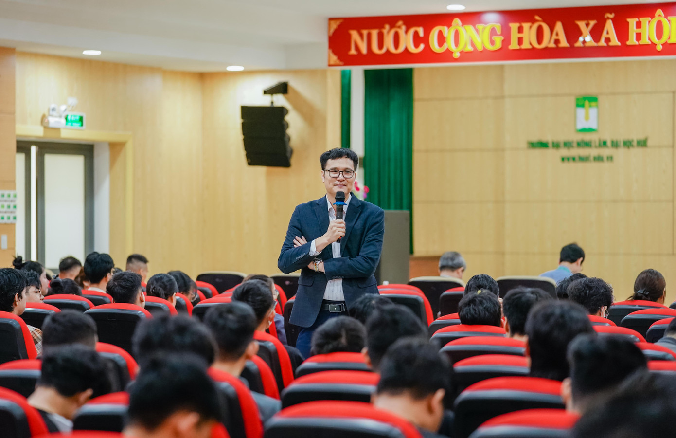 Ông Phạm Văn Tuân - Giám đốc Hành chính &amp; Nhân sự công ty Japfa chia sẻ định hướng nghề nghiệp với sinh viên Trường Đại học Nông Lâm, Đại học Huế vào ngày 22/5