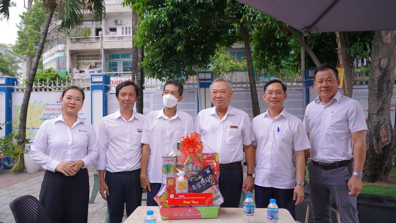 Lãnh đạo Tổng công ty, Công đoàn EVNHCMC, Công ty Điện lực Chợ lớn thăm hỏi, động viên anh Đàm Bảo Vy.