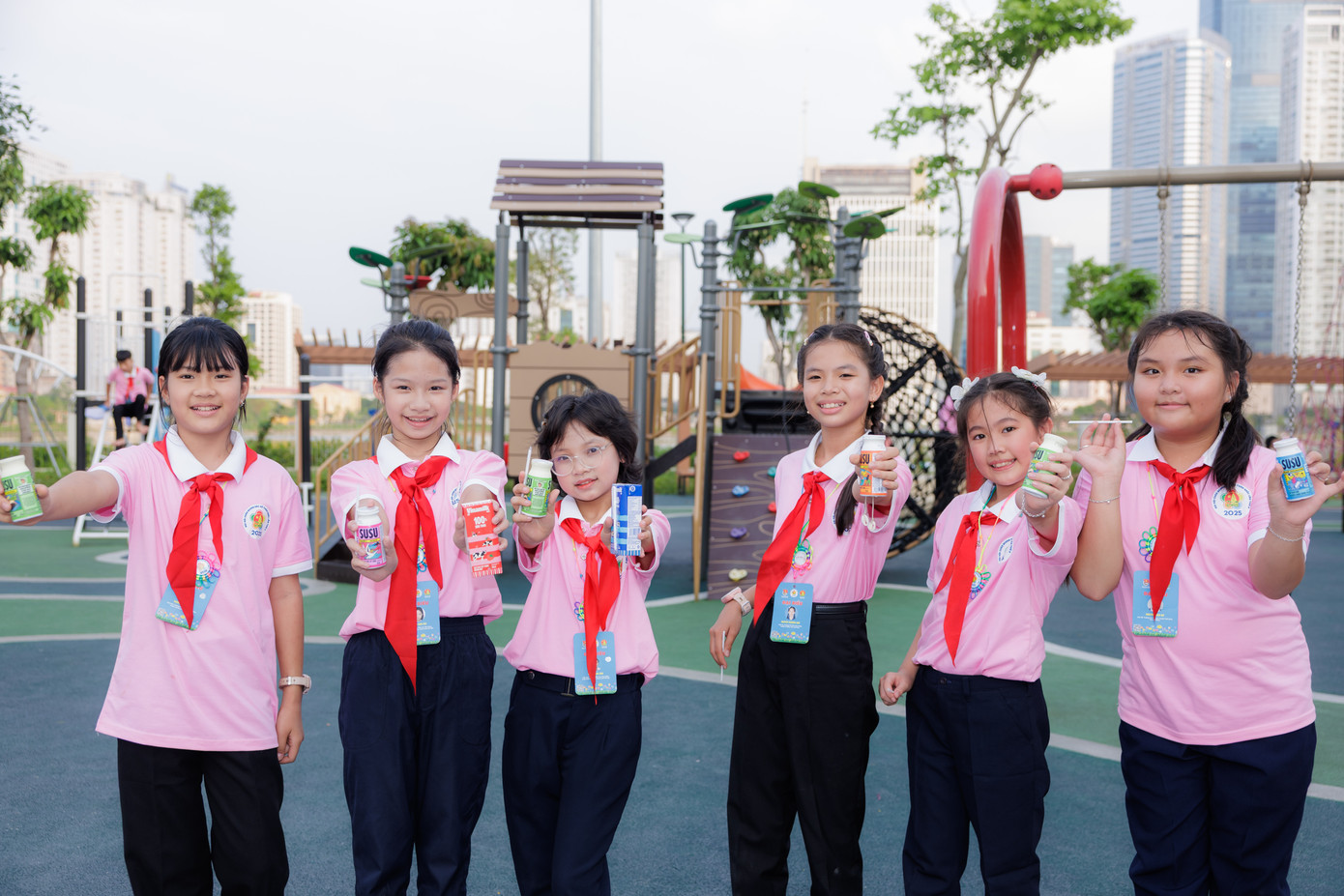 Đồng hành cùng mọi hoạt động diễn ra trong suốt 3 ngày của đại hội, Vinamilk còn mang thêm niềm vui và tiếp sức 500 “cháu ngoan Bác Hồ” bằng hàng chục ngàn sản phẩm sữa tươi tiệt trùng Vinamilk 100% và sữa chua uống Susu.