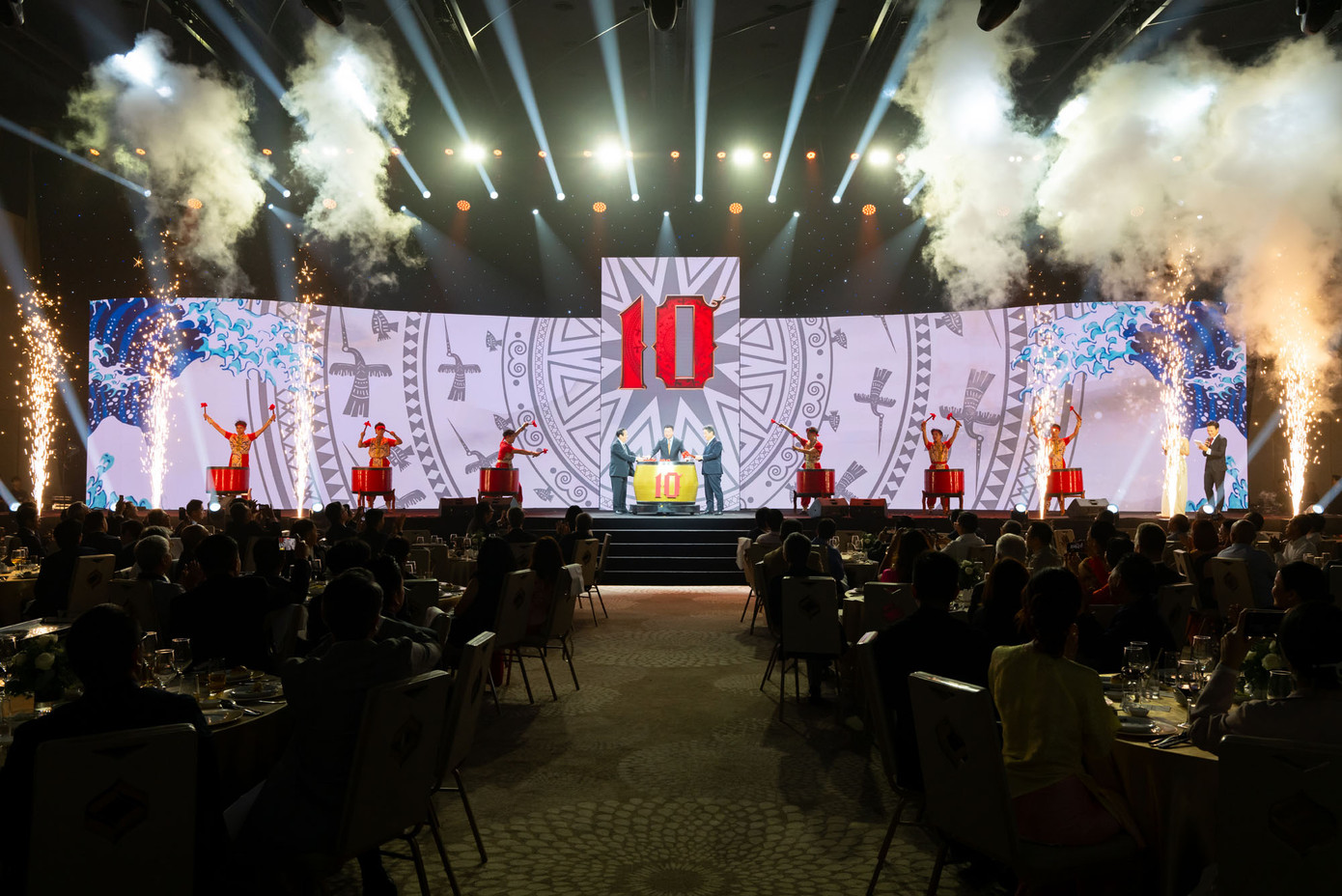 Lãnh đạo ba bên thực hiện nghi thức đánh trống, đánh dấu cột mốc 10 năm hợp tác chiến lược