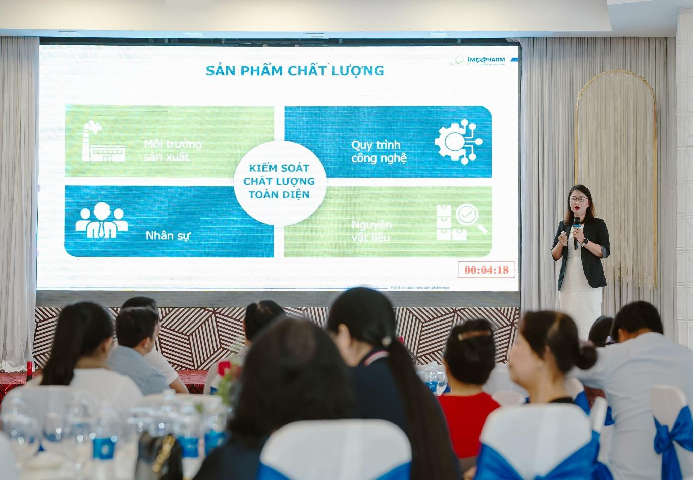 Lâm Thị Ngọc Dung, Phó trưởng Phòng Marketing của Imexpharm, chia sẻ về viên nén phân tán trong miệng của Imexpharm tại hội thảo ở Tiền Giang. Ảnh: Imexpharm