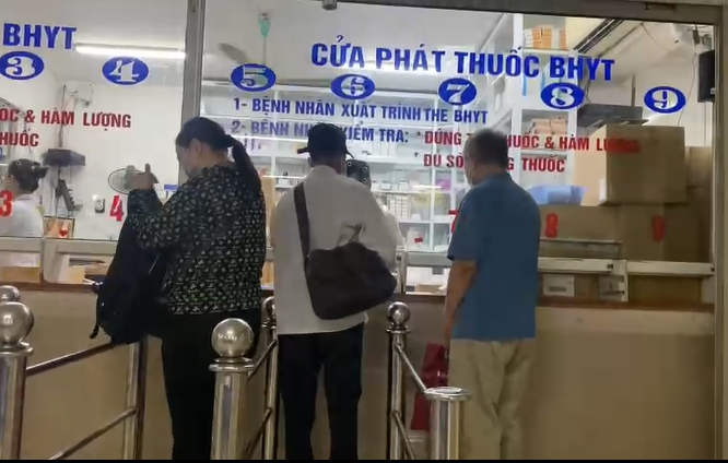 Bệnh nhân khám theo BHYT nhận thuốc tại Bệnh viện Bạch Mai (ảnh chụp ngày 24/4/2025.