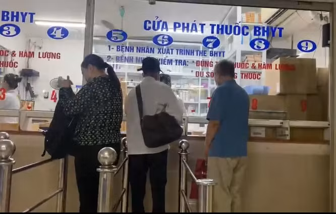 Bệnh nhân khám theo BHYT nhận thuốc tại Bệnh viện Bạch Mai (ảnh chụp ngày 24/4/2025. Bệnh nhân khám theo BHYT nhận thuốc tại Bệnh viện Bạch Mai (ảnh chụp ngày 24/4/2025.