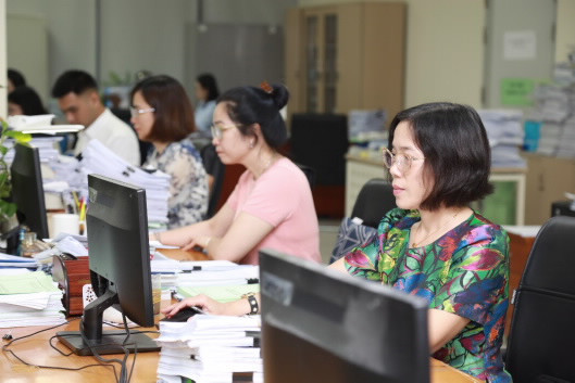 Công chức KBNN Khu vực I tập trung xử lý chứng từ hoàn thuế TNCN Công chức KBNN Khu vực I tập trung xử lý chứng từ hoàn thuế TNCN