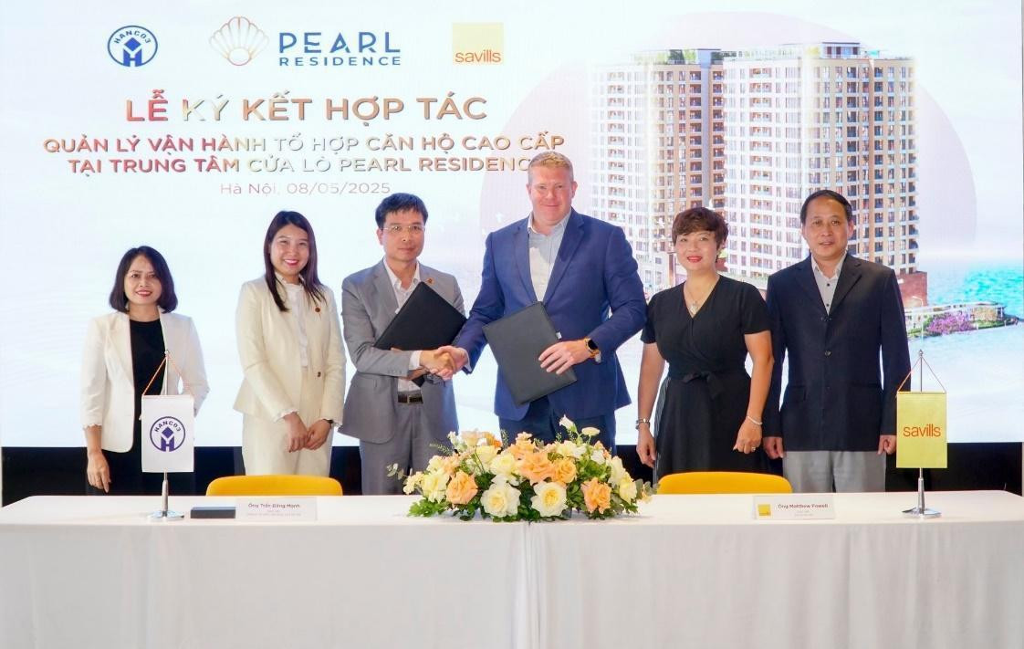 Đại diện chủ đầu tư tổ hợp căn hộ cao cấp Pearl Residence và Savills Việt Nam tại lễ ký kết Đại diện chủ đầu tư tổ hợp căn hộ cao cấp Pearl Residence và Savills Việt Nam tại lễ ký kết