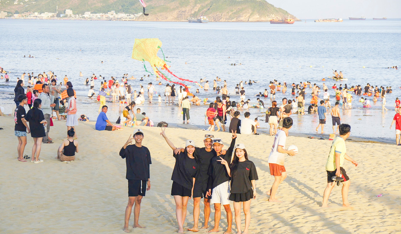 Biển Quy Nhơn đông đúc người xuống tắm biển giải nhiệt Biển Quy Nhơn đông đúc người xuống tắm biển giải nhiệt