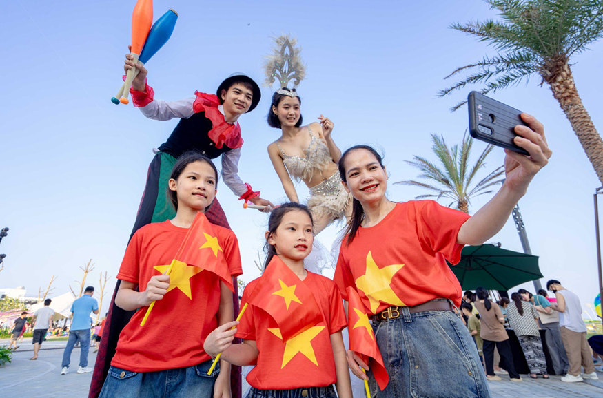 Những màn diễu hành mascot, trình diễn cà kheo tại Ice-Cream Fest gợi nhớ không khí carnival mùa hè tại những thành phố biển nổi tiếng thế giới.