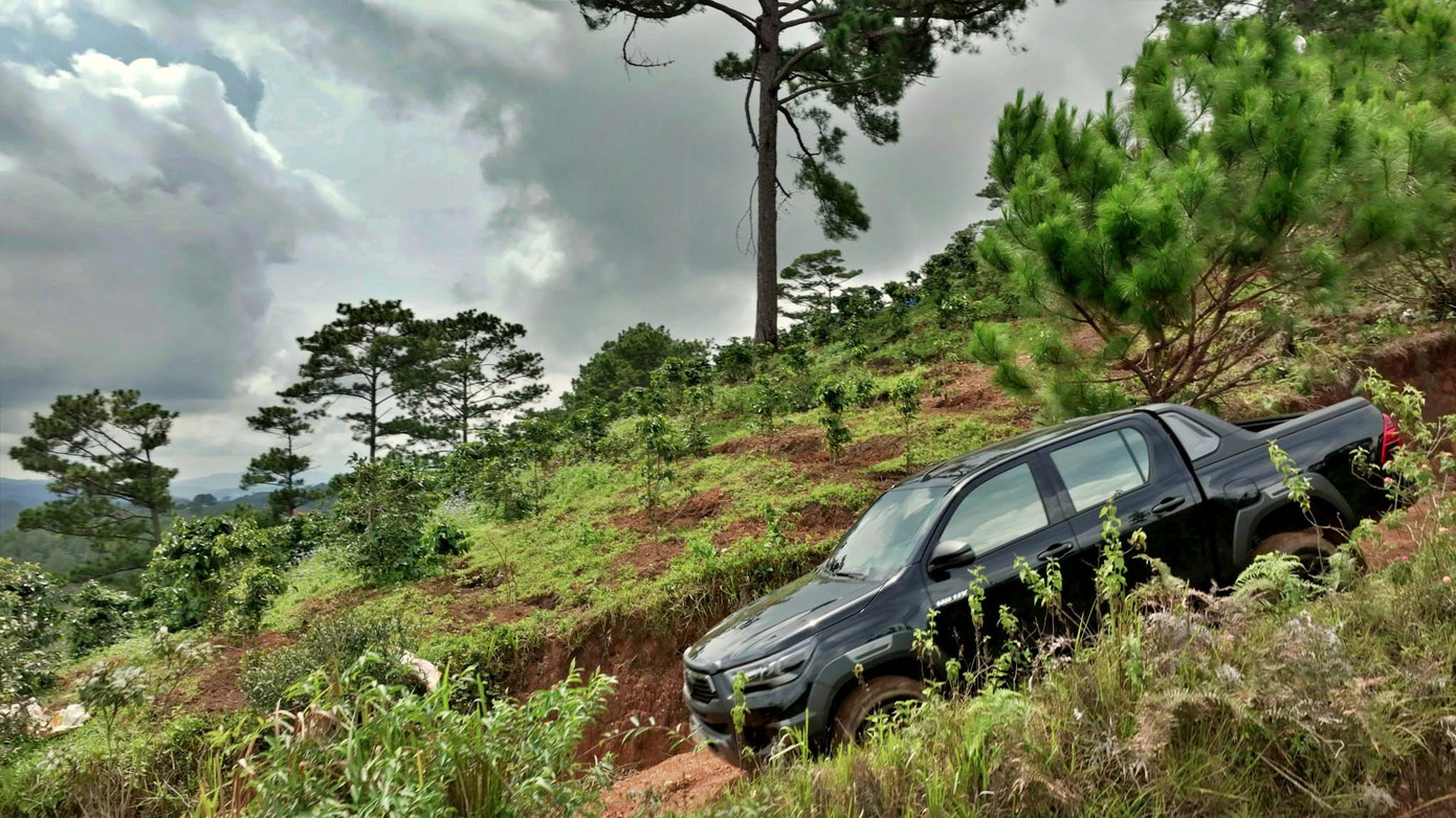 Hilux bền bỉ, mạnh mẽ trên những cung đường khó nhằn.