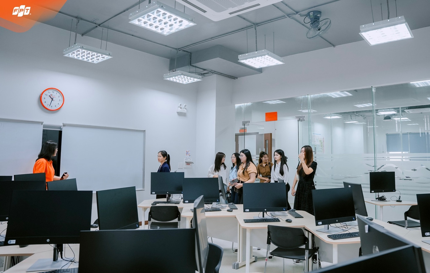 Phòng học được đầu tư thiết bị công nghệ hiện đại, tạo điều kiện tối đa để thầy cô sáng tạo - học trò phát triển.