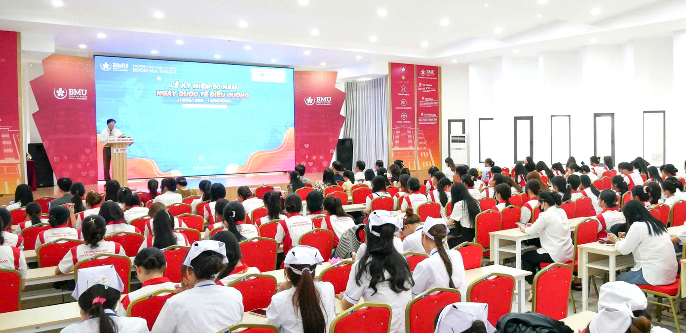 Đại biểu, sinh viên tham dự lễ kỷ niệm