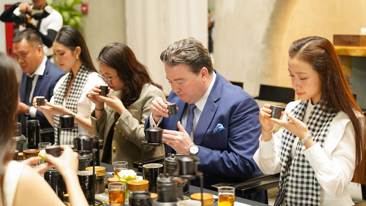 Đại sứ Mỹ tại Việt Nam Marc Evans Knapper trải nghiệm Thiền cà phê tại Bảo tàng Thế Giới Cà phê và nhận định đây là “trải nghiệm sâu sắc, chưa từng có”. Đại sứ Mỹ tại Việt Nam Marc Evans Knapper trải nghiệm Thiền cà phê tại Bảo tàng Thế Giới Cà phê và nhận định đây là “trải nghiệm sâu sắc, chưa từng có”.