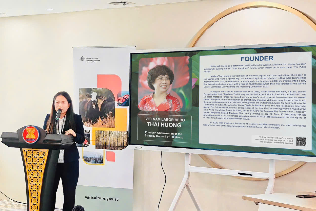 Bà Hoàng Thị Thanh Thủy - Giám đốc Phát triển Bền vững Tập đoàn TH chia sẻ câu chuyện về hành trình đầu tư vào nông nghiệp công nghệ cao của Anh hùng Lao động Thái Hương