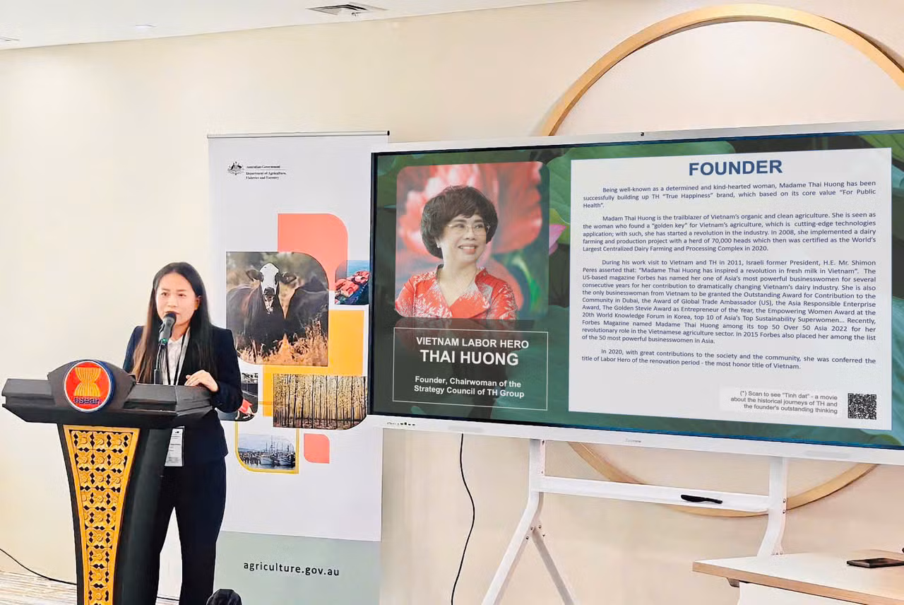 Bà Hoàng Thị Thanh Thủy - Giám đốc Phát triển Bền vững Tập đoàn TH chia sẻ câu chuyện về hành trình đầu tư vào nông nghiệp công nghệ cao của Anh hùng Lao động Thái Hương