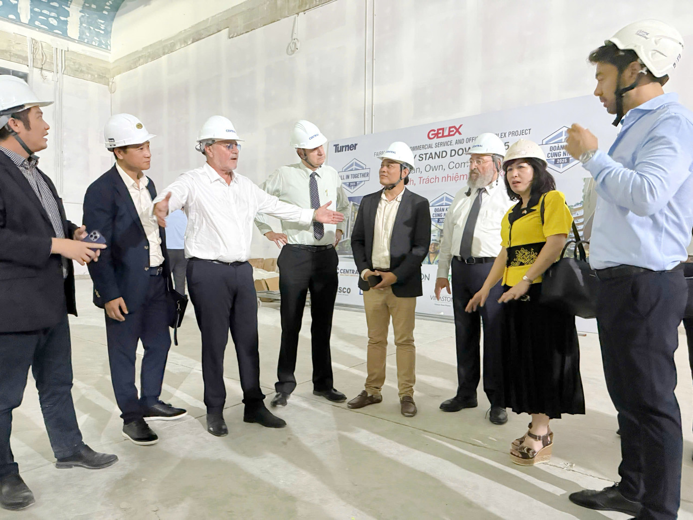 Bộ trưởng cùng đoàn đại biểu thăm công trình Central đang thi công tại Hà Nội - Khách Sạn 6 Sao Fairmont Hanoi.