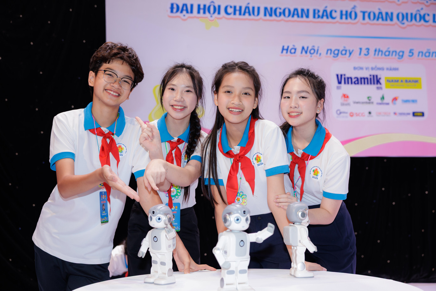 “Vinh dự và tự hào là cảm xúc chung của chúng em khi tham gia đại hội năm nay. Được gặp những Cháu ngoan Bác Hồ nhiều thế hệ trước, em cũng được tiếp thêm động lực và năng lượng để cố gắng hơn nữa trong tương lại”, em Đặng Kim Thiên Kim (thứ 2 từ phải sang) – Học sinh lớp 7 Trường THCS Lê Ngọc Hân (quận Hai Bà Trưng, Hà Nội).