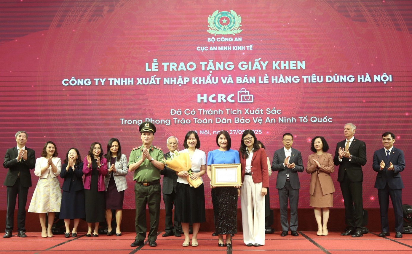 Đại diện Công ty HCRC nhận Giấy khen từ Thiếu tướng Bùi Trọng Thế, Phó Cục trưởng Cục An ninh Kinh tế, Bộ Công An Đại diện Công ty HCRC nhận Giấy khen từ Thiếu tướng Bùi Trọng Thế, Phó Cục trưởng Cục An ninh Kinh tế, Bộ Công An