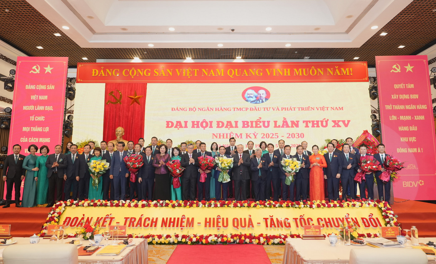 Đồng chí Nguyễn Hòa Bình cùng Lãnh đạo Đảng, Chính phủ chúc mừng các đồng chí được bầu vào Ban Chấp hành Đảng bộ BIDV nhiệm kỳ 2025 - 2030 Đồng chí Nguyễn Hòa Bình cùng Lãnh đạo Đảng, Chính phủ chúc mừng các đồng chí được bầu vào Ban Chấp hành Đảng bộ BIDV nhiệm kỳ 2025 - 2030
