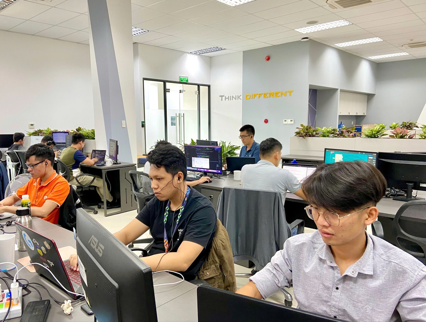 Các kỹ sư công nghệ thông tin làm việc tại một cơ sở ở Quy Nhơn